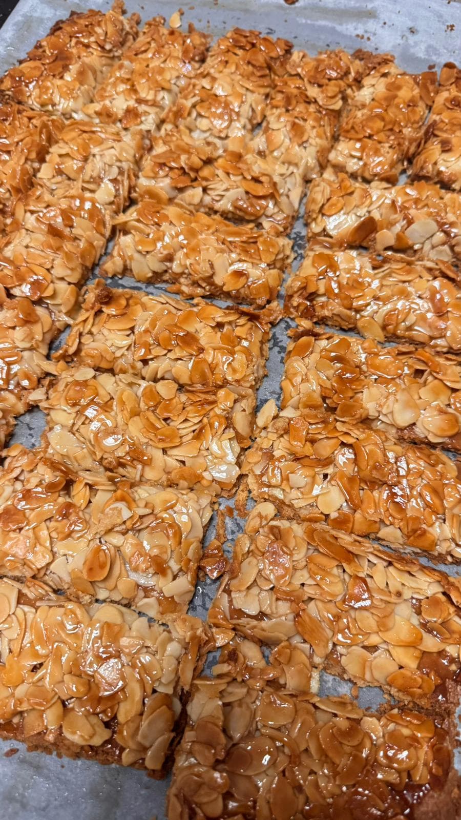 Panellets tradicionales de almendra y piñones para Todos los Santos